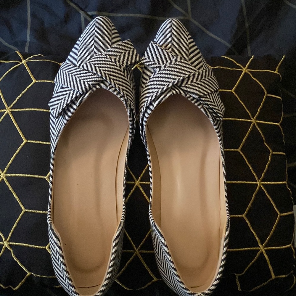 Black and white  Flat